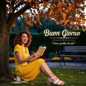 Donna sorridente seduta su una panchina in autunno, che legge un libro sotto un albero. Testo: &quot;Ama quello che fai&quot;. Immagini buongiorno nuovissime.