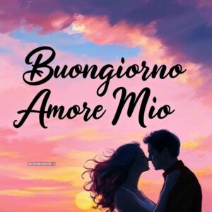 Due persone si abbracciano al tramonto, con il cielo rosa e viola sullo sfondo, accompagnate dalla scritta &quot;Buongiorno Amore Mio&quot;