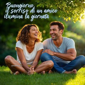 Due amici sorridono seduti sull&#039;erba sotto un albero, godendosi una giornata di sole.