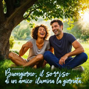 Un uomo e una donna sorridono mentre si rilassano sull&#039;erba, godendosi il sole in un ambiente naturale.